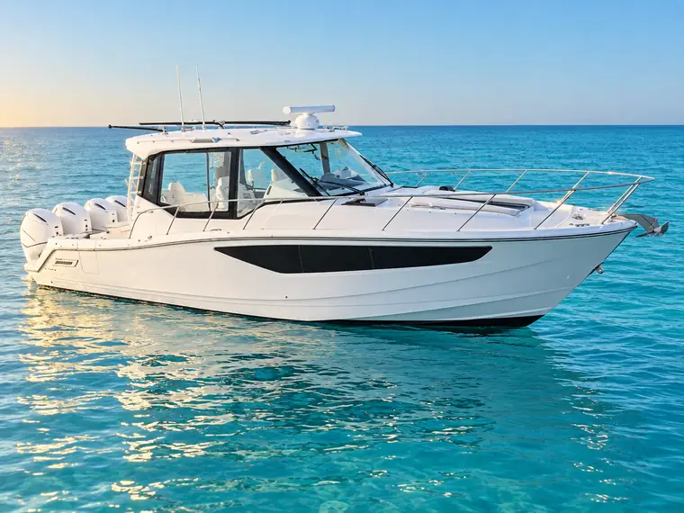 2021 Boston Whaler 405 Conquest