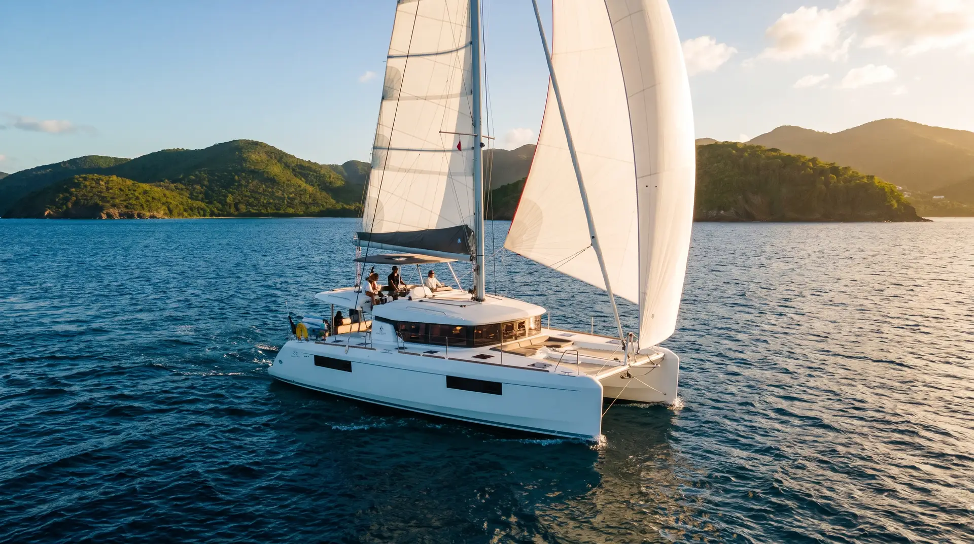 Catamarán de vela frente a una isla