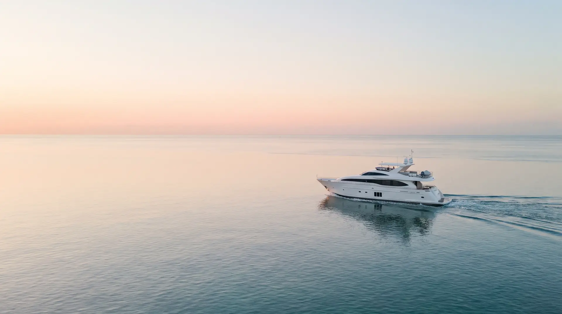 Yate saliendo de Fort Lauderdale al amanecer