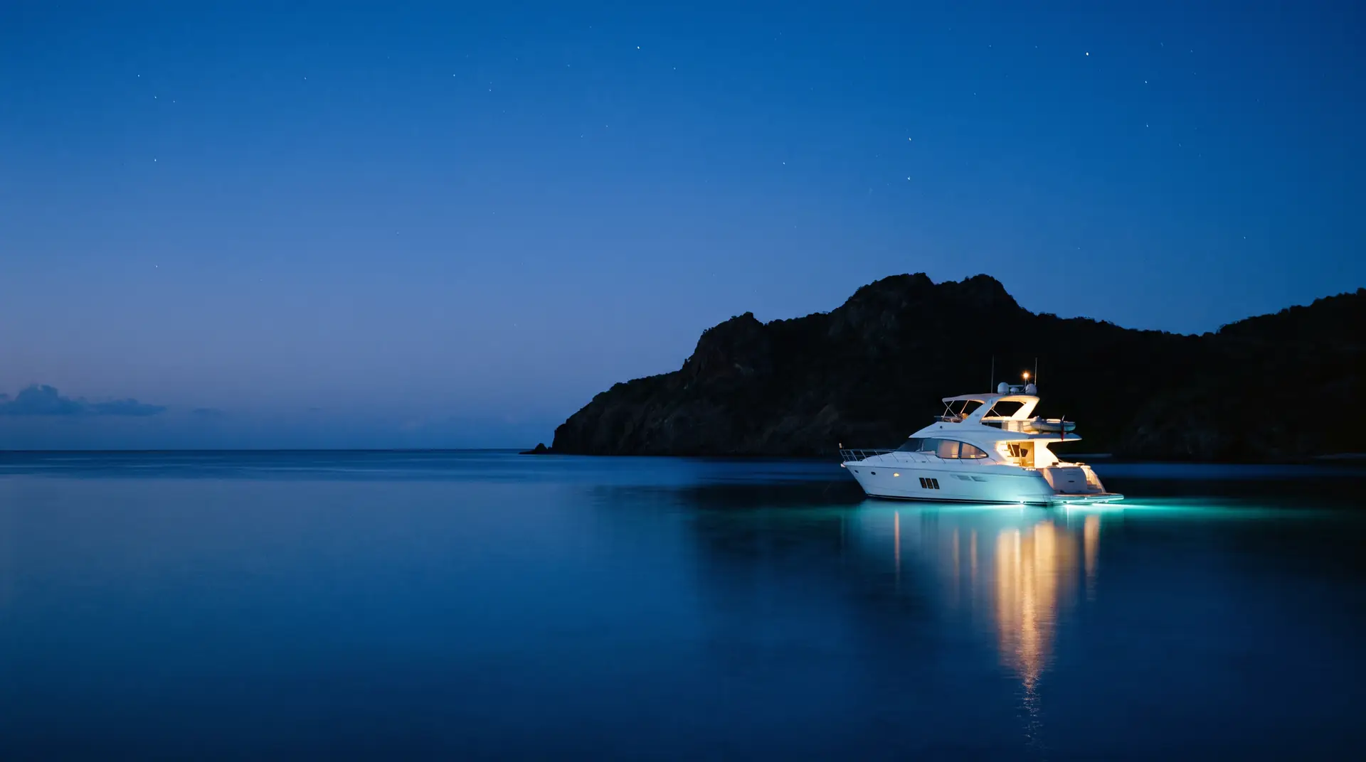 Yate anclado de noche con las luces encendidas
